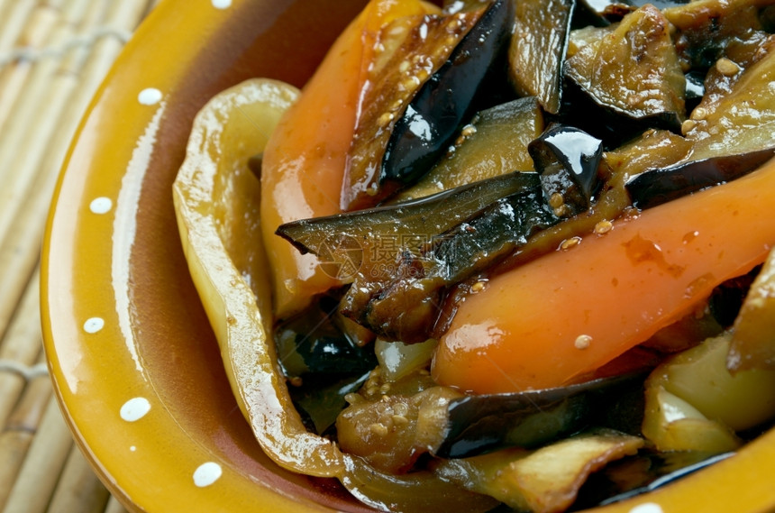 番茄肉丸DisanXian菜由炒土豆茄子和甜辣椒制成的图片