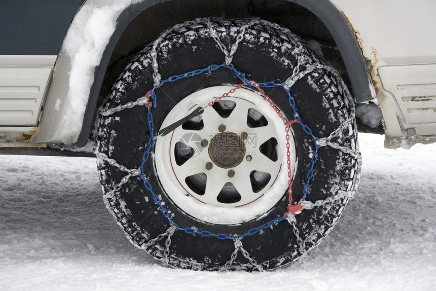寒冷的格陵兰一辆4X车轮的雪链冰汽图片