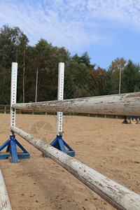 在表演跳跃中马的木制障碍物户外骑术栏图片