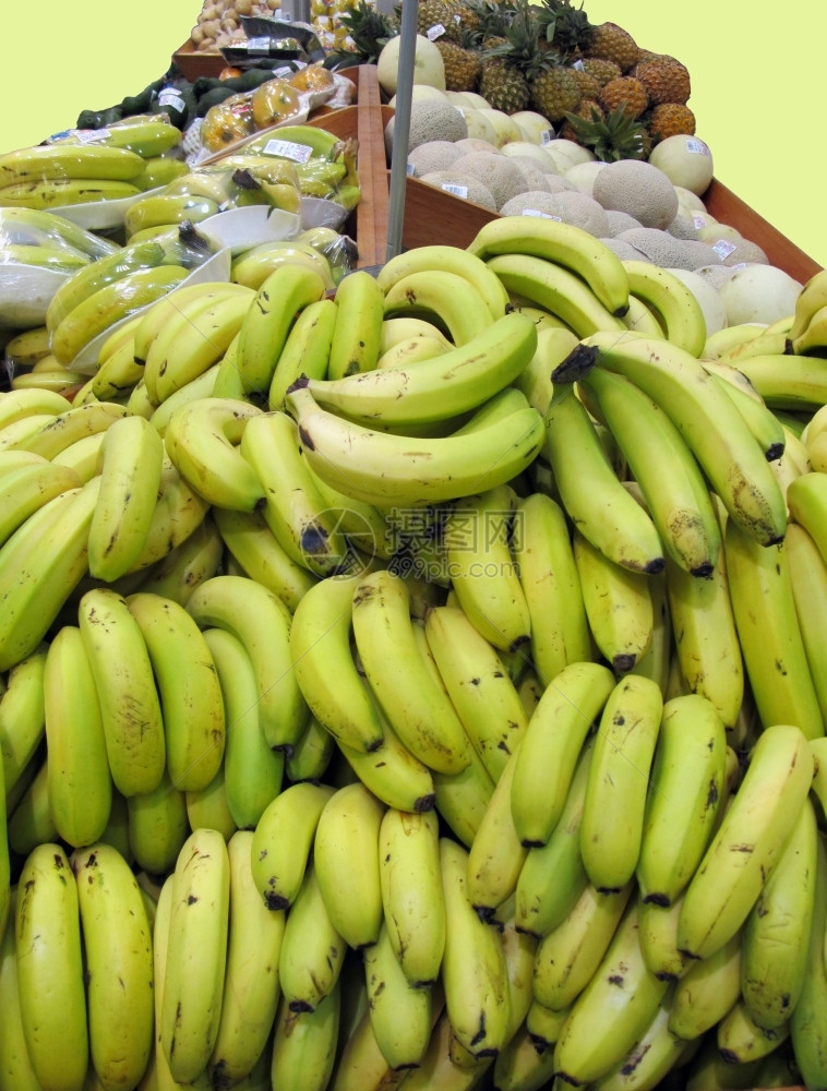 展示站立水果实在杂货店青黄香蕉图片