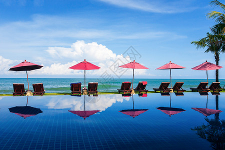 游泳池太阳浴椅和海边遮阳伞图片