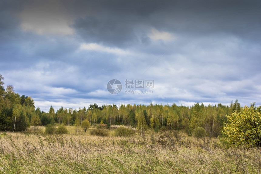 乌云下的草原山地风光图片