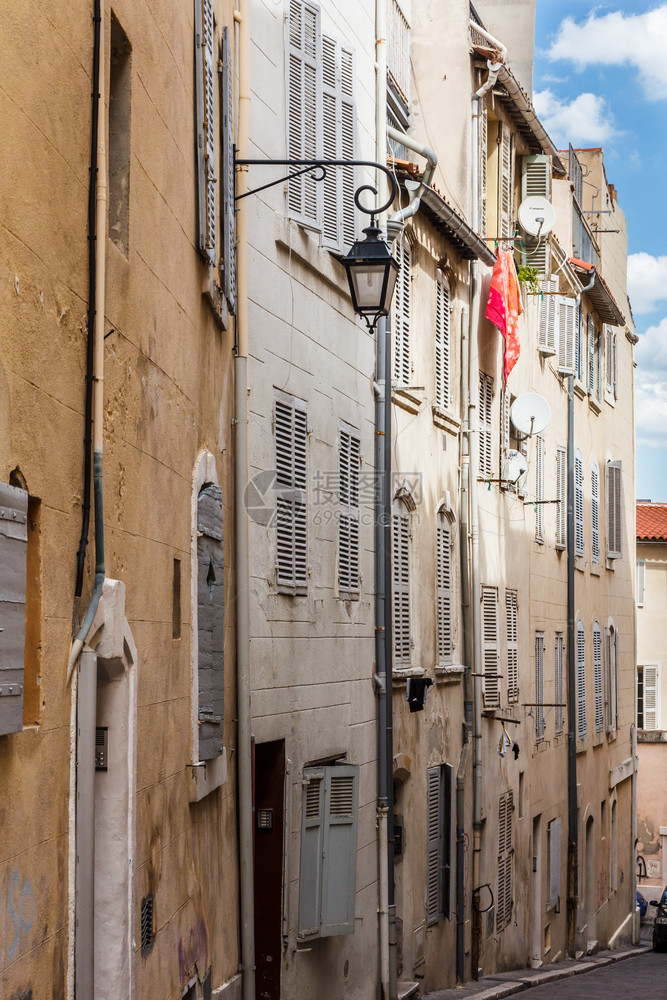 欧洲港口法国马赛老区一条陡峭街道上的旧建筑法国马赛海伦图片