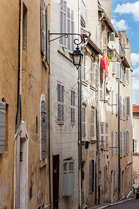 欧洲港口法国马赛老区一条陡峭街道上的旧建筑法国马赛海伦图片