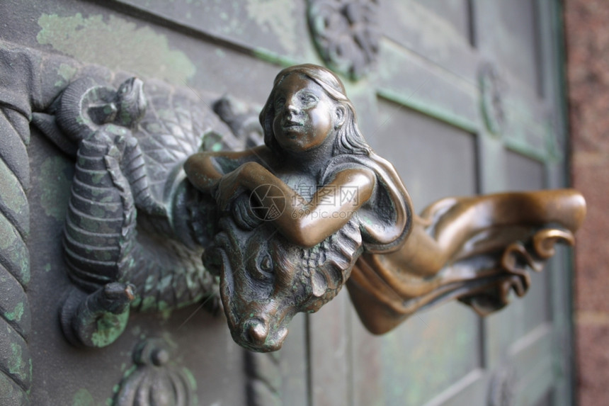 入口门丹麦教堂上的漂亮手柄很铁图片