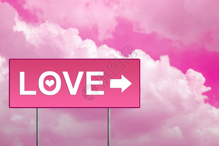 婚礼路引象征浪漫庆典爱在粉红色路牌上与天空相伴设计图片