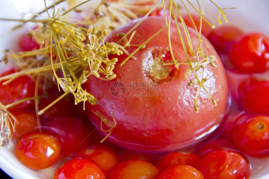 红番茄在盐水中用子涂成的红番茄照片食物盐渍的腌制图片