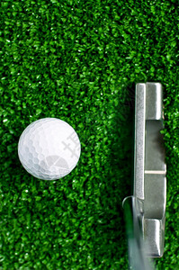 推杆高尔夫球和加固在绿草上人造的质地图片