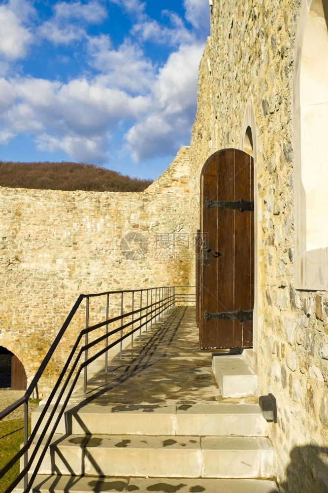 欧洲岩石塔门在古老的城堡里打开图片