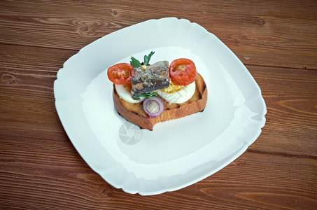 鲭鱼莴苣尼思吐司配鸡蛋鱼和樱桃番茄的三明治小吃图片