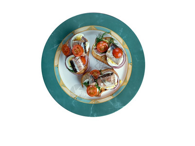 照片一顿饭沙拉尼思吐司配鸡蛋鱼和樱桃番茄的三明治图片
