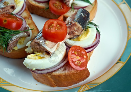 准备好的照片尼思吐司配鸡蛋鱼和樱桃番茄的三明治面包图片