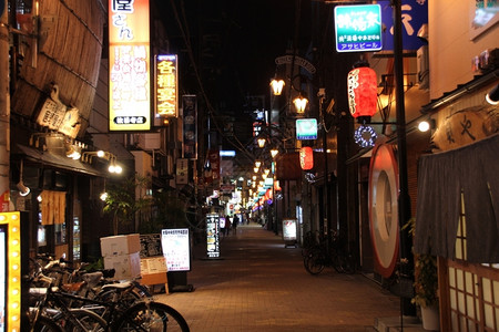 街道中大阪夜生活心餐馆和酒吧区传统的亚洲图片