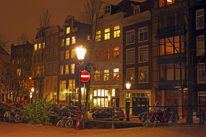 阿姆斯特丹的夜间街景图片