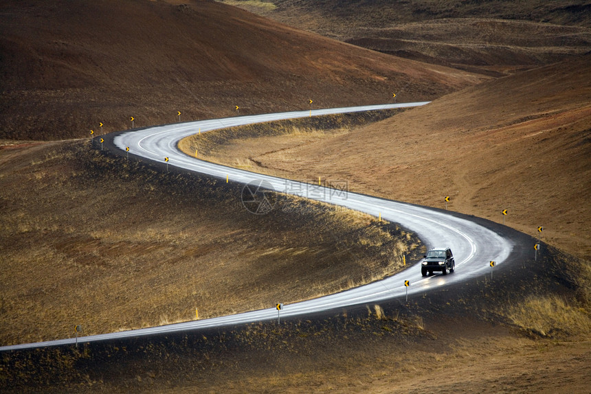 冰岛的旅行四轮驱动车辆在冰岛北部公路上快速弯曲驾驶的四轮驱动车辆图片