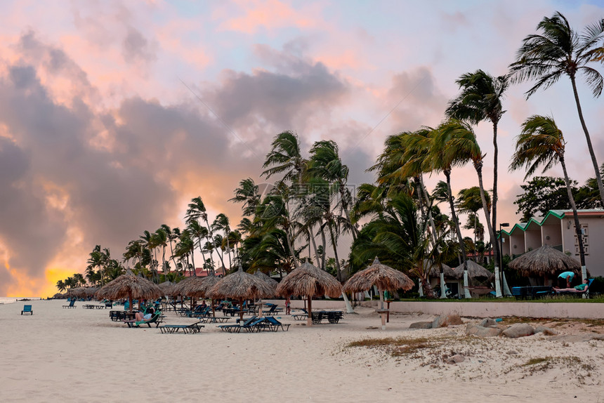 加勒比海阿鲁巴岛的德伊夫海滩日落浪晚上户外图片