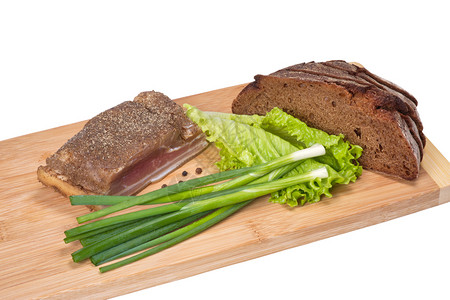 盐渍的一块咸猪肉在切菜板上一块咸猪肉莴苣绿色图片