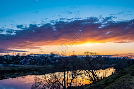 景观日落早春伊凡诺沃市和乌德河上空的亮橙色夕阳明的背景图片