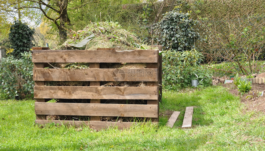 堆肥草自然在花园里装满废物的木制板壁炉图片