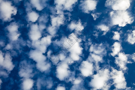 浮肿白上层积云的形成自然背景图案蓝色的白蓬松背景图片