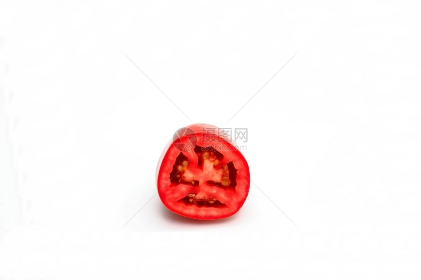 白色的罗马番茄近距离接被切成一半的罗马番茄其种子和肉在白色上与世隔绝食用里面图片