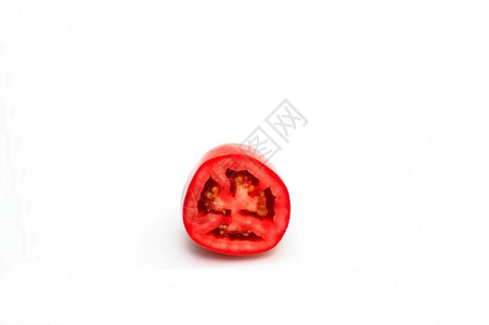 专接本白色的罗马番茄近距离接被切成一半的罗马番茄其种子和肉在白色上与世隔绝食用里面背景