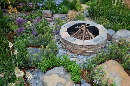 非洲设计师花园带壁炉的非洲设计师花园人岩石一种背景图片