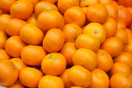 点亮果汁有质感的鲜橙子水果在市场上出售图片