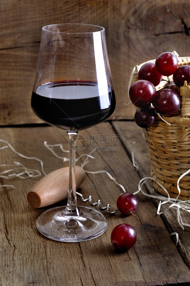 饮料下一个品尝葡萄旁边的酒杯篮子上的葡萄生锈木制背景图片