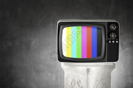 旧电视石膏柱上贴彩条的旧电视概念一种目背景图片