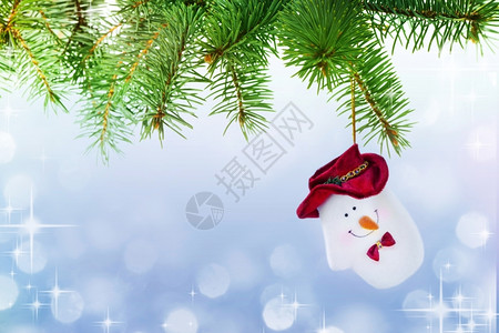圣诞树上的米唐雪人在无焦点灯光背景的圣诞树上作品手套圣诞节图片