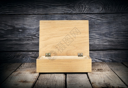 空木板背景上的盒框标签松树背景图片