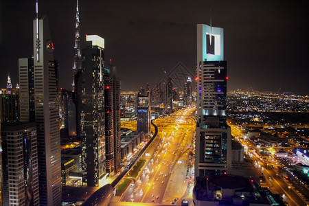 旅行建造仰望SheikhZayed路Dubairsqopos最著名的深道在夜间迪拜背景图片