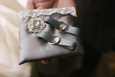婚礼新娘结戒指放在的垫子上图片