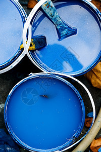 艺术的画家蓝色油漆和刷子水桶的顶部视图艺术图片