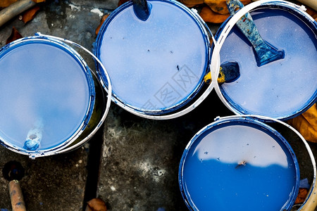 蓝色油漆和刷子水桶的顶部视图墨水艺术的泰国图片