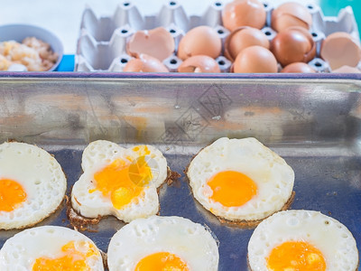 铁板上烹饪的煎鸡蛋图片