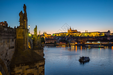 欧洲查尔斯河CharlesBridge与布拉格市天线晚上在捷克布拉格图片