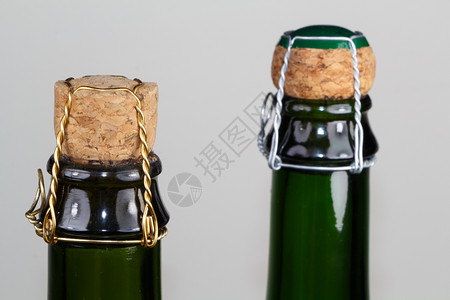 玻璃瓶子绿色来自布列塔尼的两瓶苹果酒图片