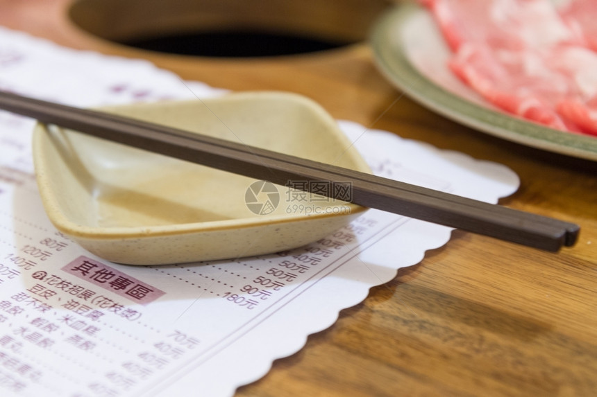 服务中华餐馆桌上的筷子和菜盘美食煮熟的图片