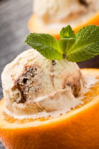 相片的橙色切子上面有冰淇淋和薄荷凉爽的香草切割图片