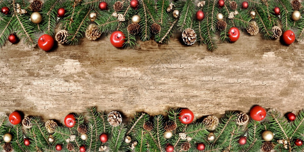 旧木边的圣诞装饰松果背景图片