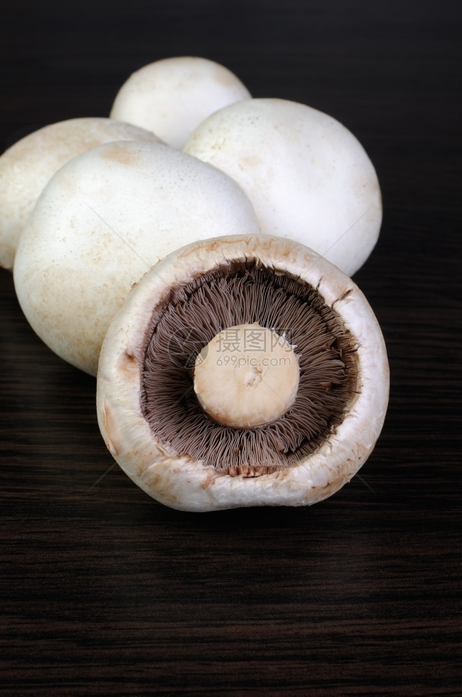 食物饮生的桌上一串新鲜蘑菇放在桌子上的特写图片