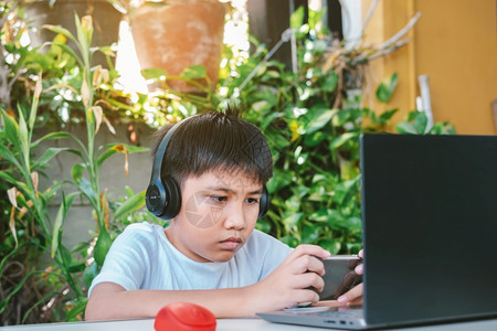 在电脑前玩游戏的男孩图片