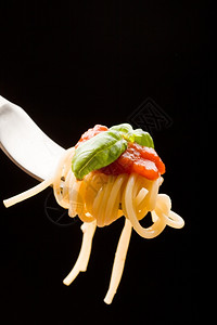 以番茄酱和烤肉包成意大利面的叉子照片健康食物准备图片