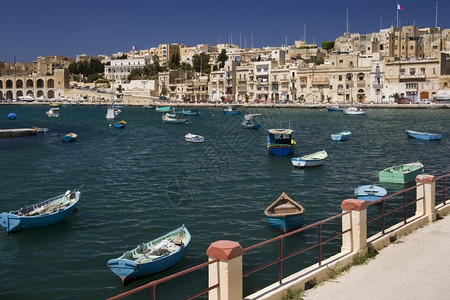 风景优美目的地进口马耳他中海岛瓦莱塔港的卡尔拉入口处马耳他背景图片