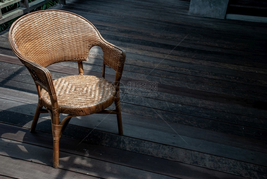 建筑学扶手椅的在木屋阳台上一个舒适的阳台上漂亮电线椅图片