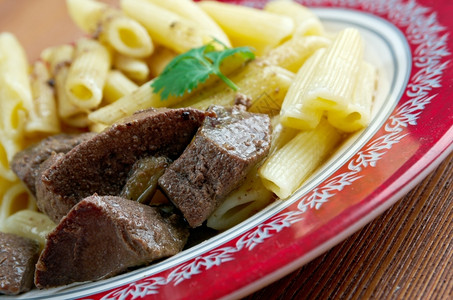 肝脏吃美味的意大利面条和猪肉肝意大利菜美食图片