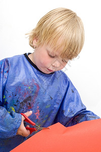 集中小孩用剪刀一张红纸的床单金发蓝色图片
