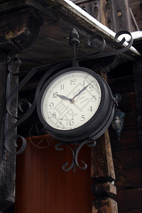 在木制建筑附近挂着的古时钟好面建筑学图片